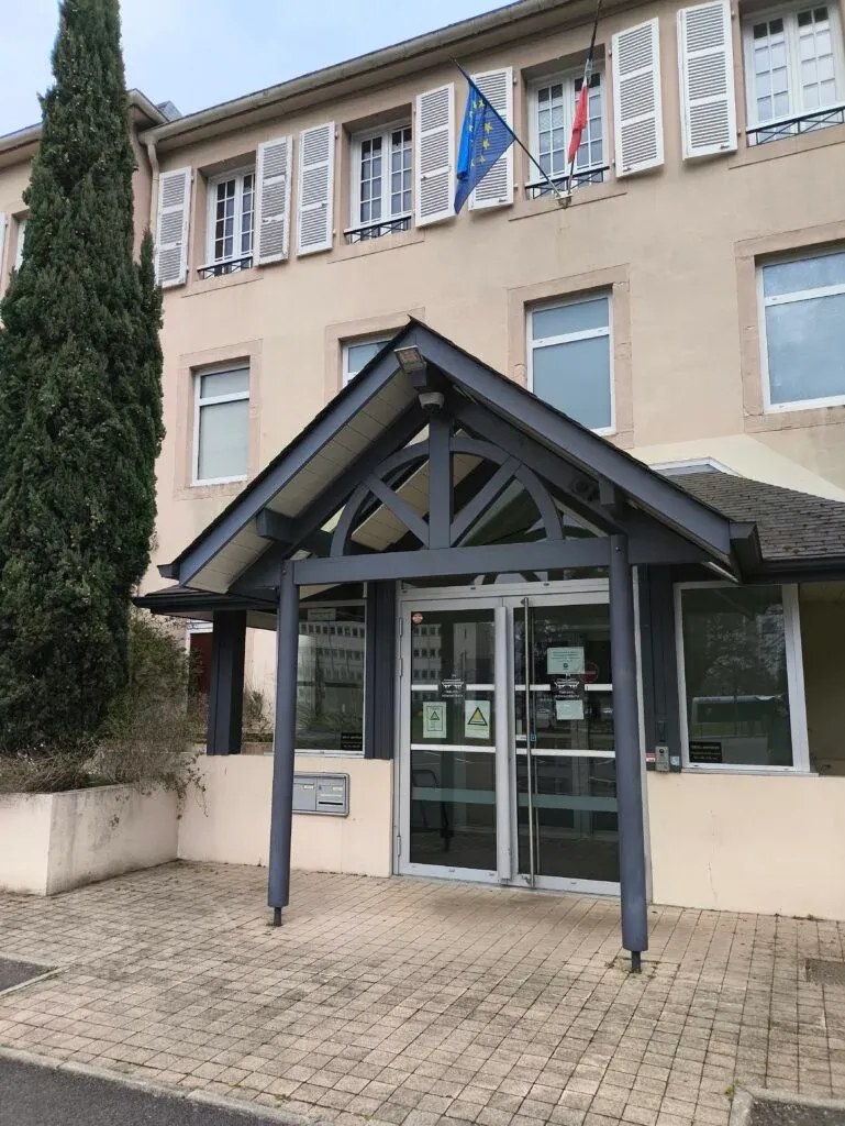 Entrée d'un bâtiment administratif de l'État à Pau, drapeaux français et européen en façade