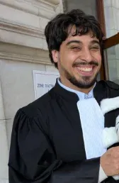 Portrait de Maître Valentin Lesfauries en robe d'avocat