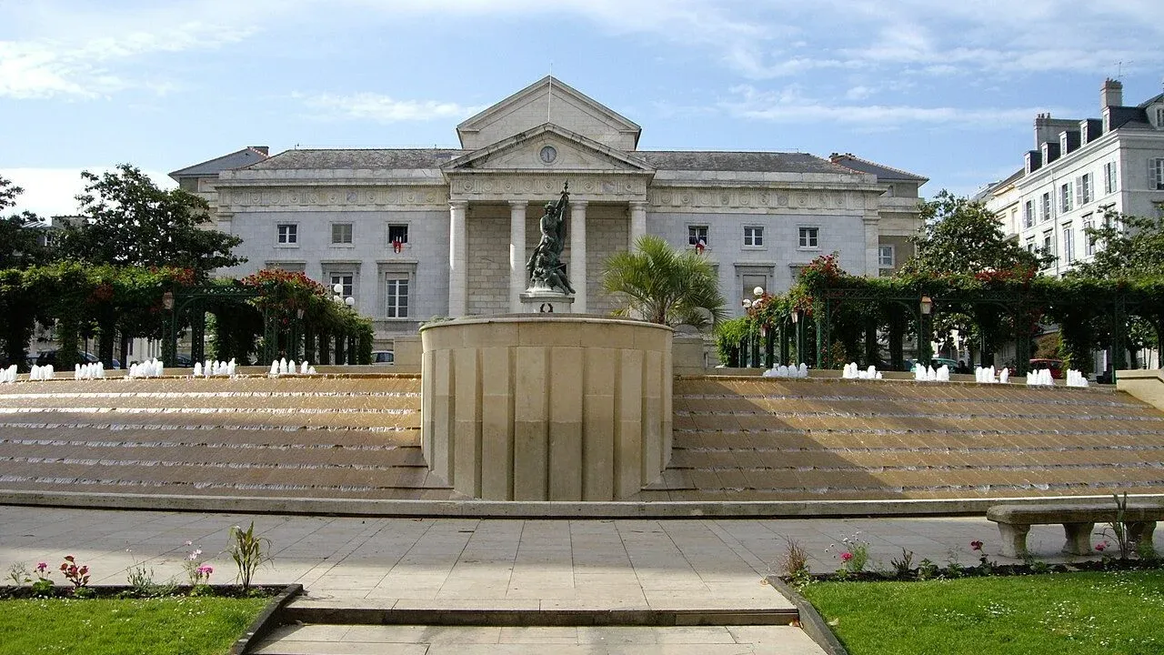 Palais de justice de Pau et ses fontaines, place de la Libération