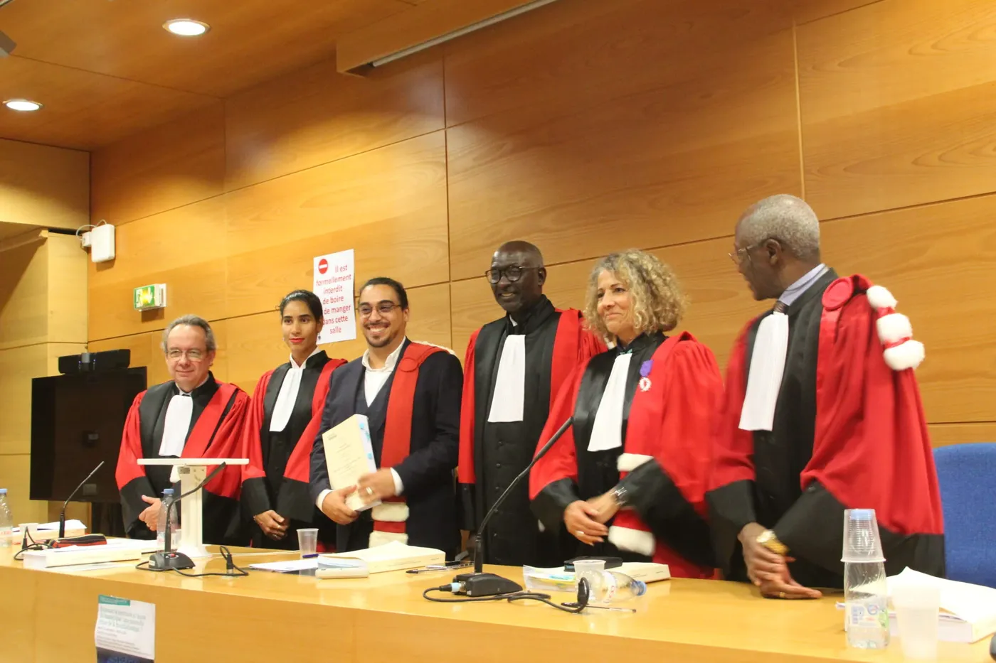 Maître Valentin Lesfauries entouré du jury lors de sa soutenance de doctorat en droit public