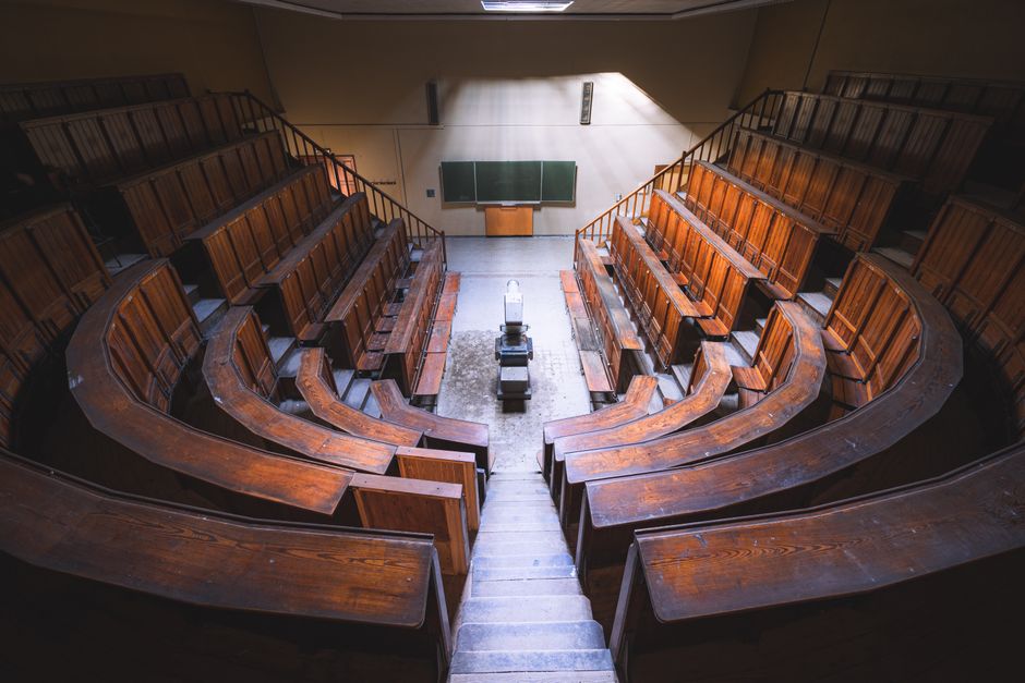 Amphithéâtre universitaire aux bancs de bois, lieu d'enseignement du droit