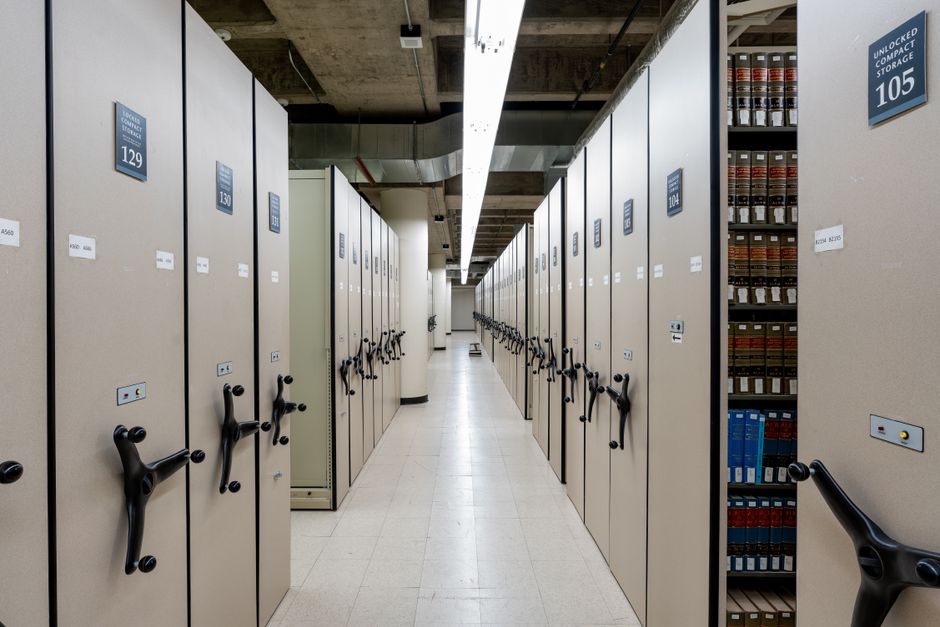 Archives juridiques classées sur rayonnages mobiles