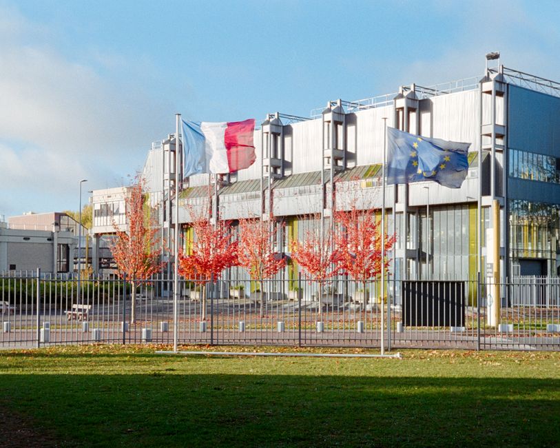Bâtiment public français pavoisé aux drapeaux français et européen