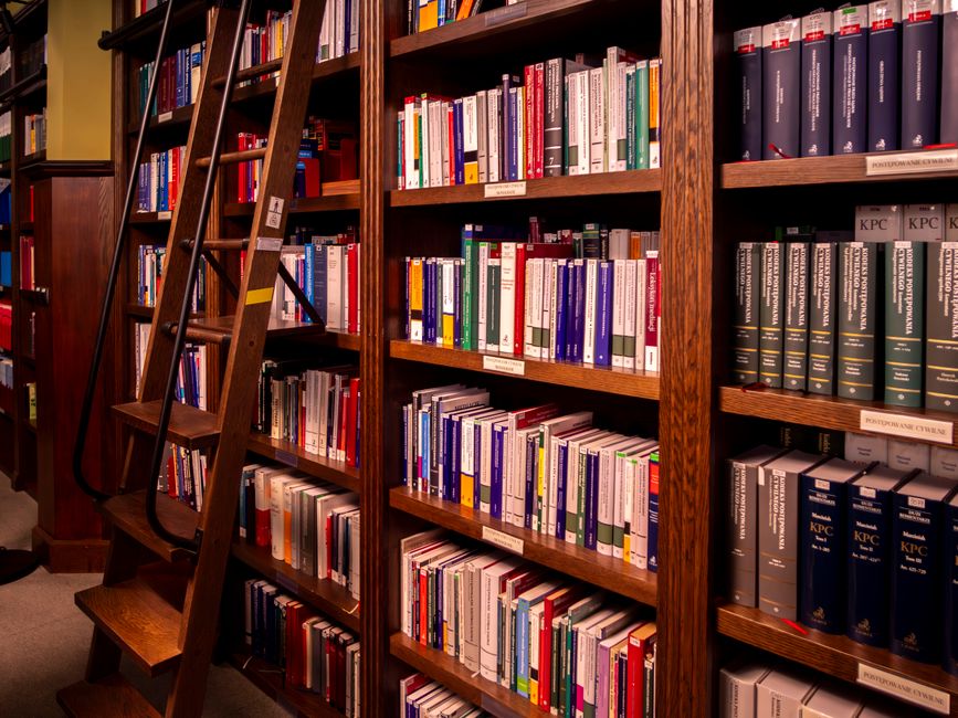 Rayonnages d'une bibliothèque juridique, codes et ouvrages de droit