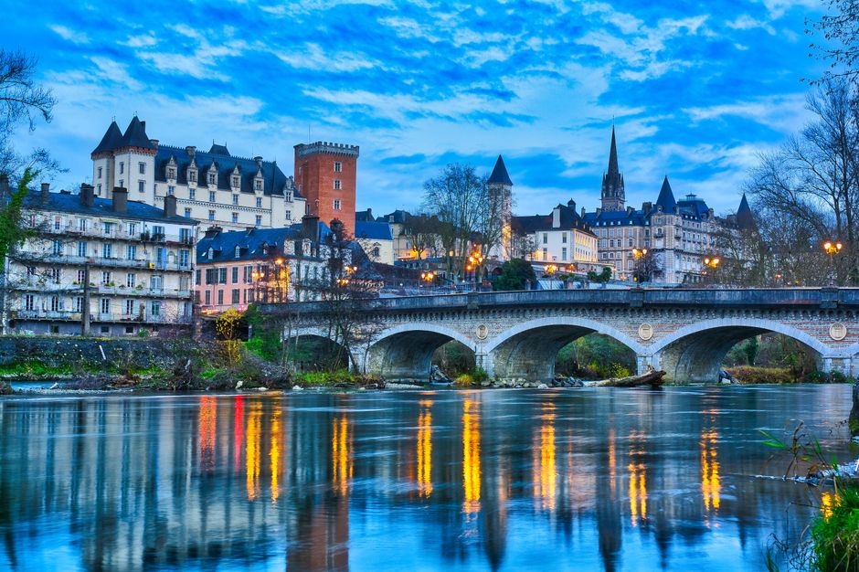 Le château de Pau et le pont sur le gave au crépuscule