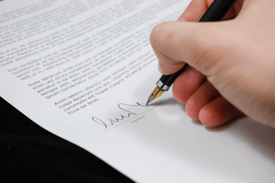 Signature d'une convention d'honoraires au stylo plume