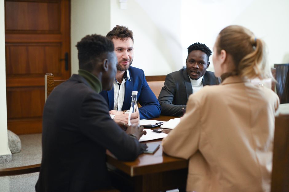 Membres d'une association réunis autour d'une table de travail