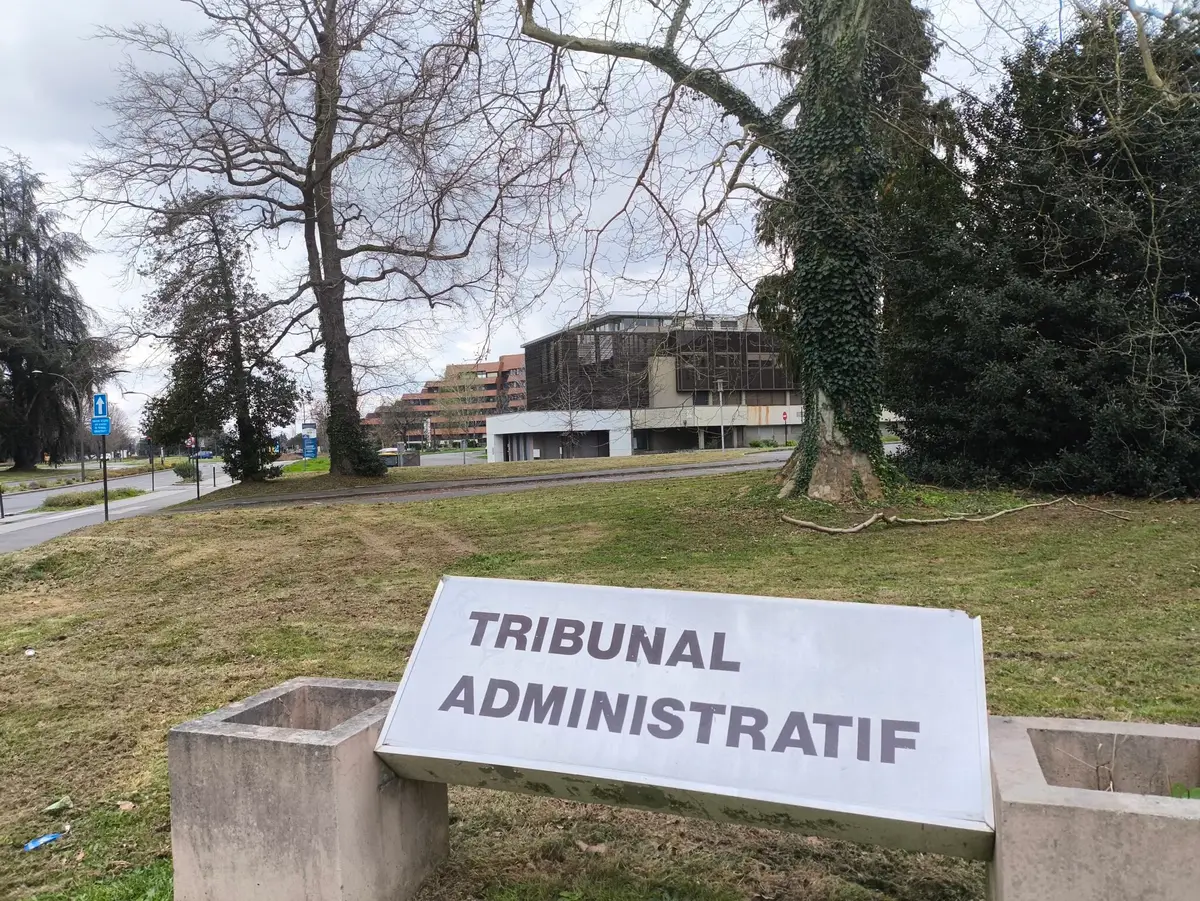 Panneau du Tribunal administratif de Pau devant le bâtiment de la juridiction